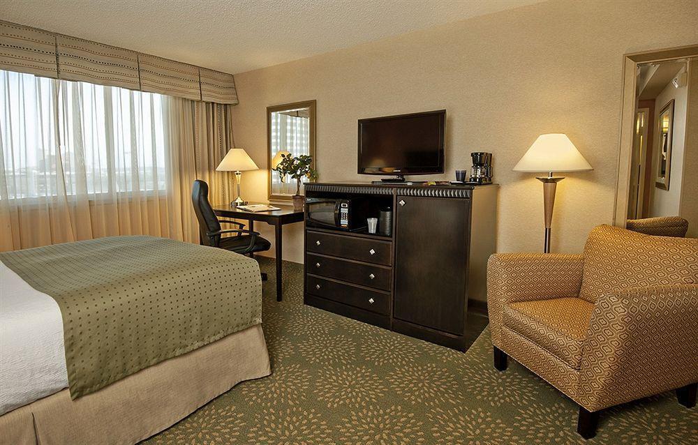 Holiday Inn Alexandria At Carlyle By Ihg Bagian luar foto