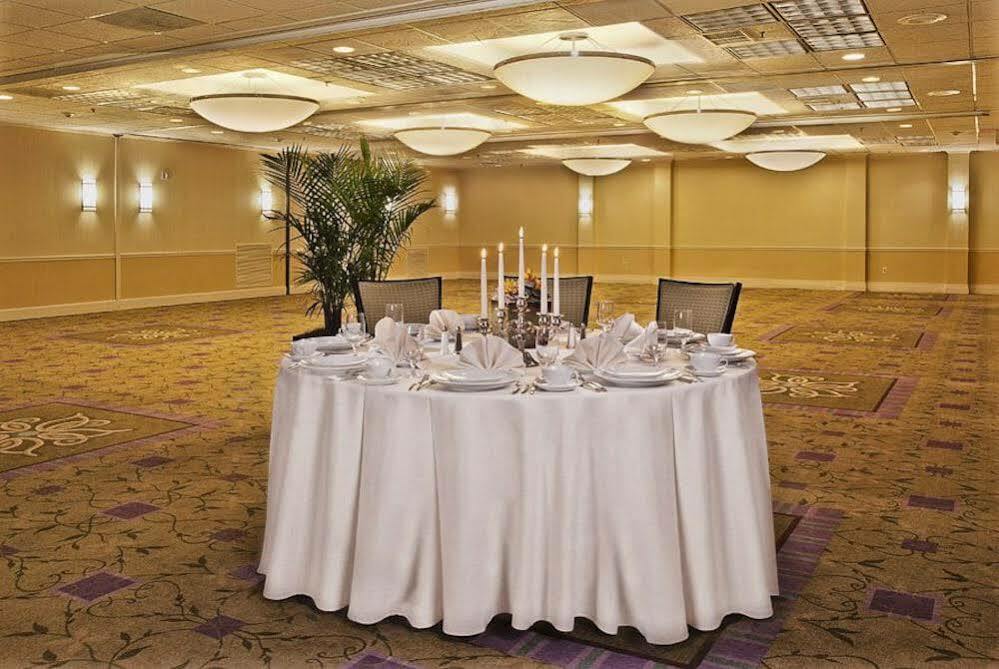 Holiday Inn Alexandria At Carlyle By Ihg Bagian luar foto